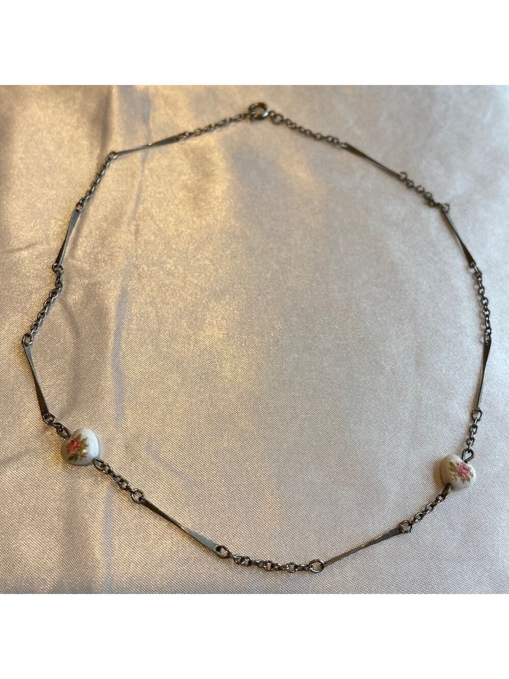 𝅺Silver chain necklace with white heart beads with floral designs
